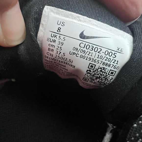 Nike Black and White Sneakers - Picture 7 of 7